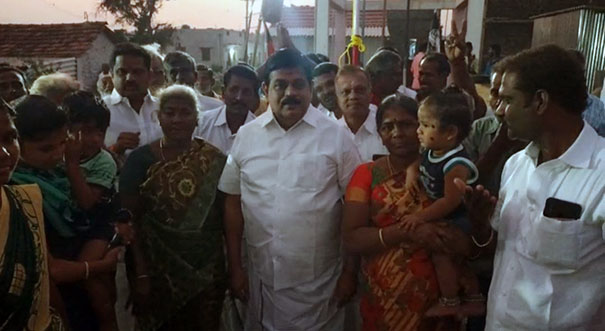 More than 300 people belonging to alternative parties including DMK who joined AIADMK -p1