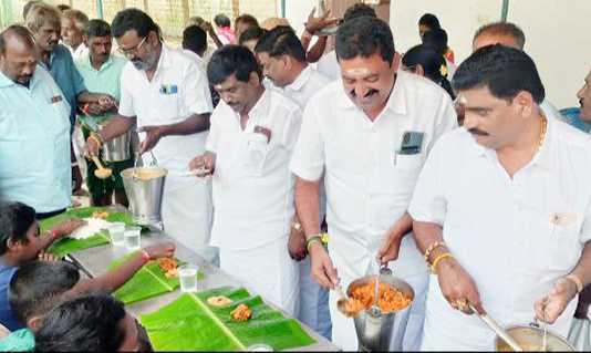 பெரும்பேடு முத்துக்குமாரசாமி திருக்கோயிலில் ஆங்கில புத்தாண்டை முன்னிட்டு பக்தர்களுக்கு அறுசுவை வழங்கிய முன்னாள் பொன்னேரி எம்.எல்.ஏ. சிறுணியம் பலராமன் …