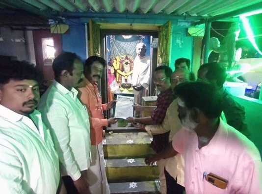 டாஸ்மாக்கினை அகற்றக்கோரி வினோதமான முறையில் சாமியிடம் கோரிக்கை மனுவளித்த பட்டாபிராம் பகுதி மக்கள் …
