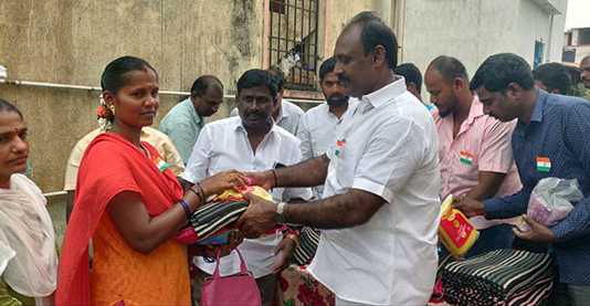 நலத்திட்ட உதவிகளை வழங்கி 75 வது குடியரசு தினத்தைக் கொண்டாடிய குடியிருப்போர் நலச்சங்கத்தினர் … திருவேற்காடு நகர மன்ற தலைவர் என்.இ.கே. மூர்த்தி பயனாளிகளுக்கு நலத்திட்ட உதவிகளை வழங்கினார்..