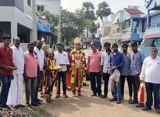தண்டலை மற்றும் விளாமல் பகுதி மக்களுக்கு, ஹனுமன் சிவன் மற்றும் பார்வதி வேடமணிந்து நேரில் சென்று, அயோத்தி இராமர் கோவில் கும்பாபிஷேகத்திற்கு அழைப்பிதழ் வழங்கிய திருவாரூர் மாவட்ட பாஜகவினர் …