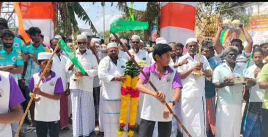 சீர்வரிசையோடு பாட்டைகுப்பம் அருள்மிகு ஸ்ரீவெங்கடேசபெருமாள் திருக்கோயில் கும்பாபிஷேகம் விழாவில் பங்கேற்ற திரளான இஸ்லாமியர்கள் ….
