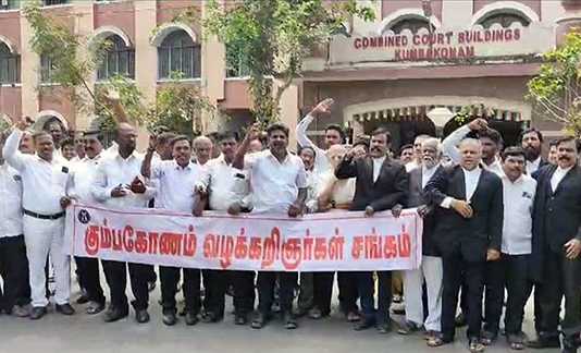 கும்பகோணம் மாநகரில் வழக்கறிஞர்கள் சங்கம் சார்பில் நடைப்பெற்ற தமிழ்நாடு முதலமைச்சருக்கு நினைவூட்டல் ஆர்ப்பாட்டம் …