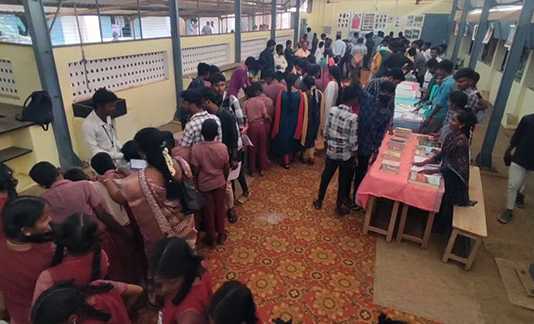 தஞ்சாவூரில் தொல்லியியல் துறை சார்பில் நடைப்பெற்ற கண்காட்சி : திரளாக வந்திருந்து கண்டு ரசித்த மாணாக்கர்கள் …