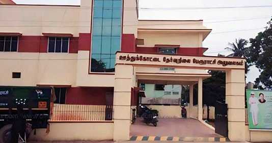 கழிப்பிட வசதியில்லாததால் மலம் கழிக்க திறந்த வெளியைப் பயன் படுத்தும் பொது மக்கள் : நோய் தொற்று ஏற்படும் அபாயம் உள்ளதாக தங்கள் அச்சத்தினை தெரிவிக்கின்றனர் …