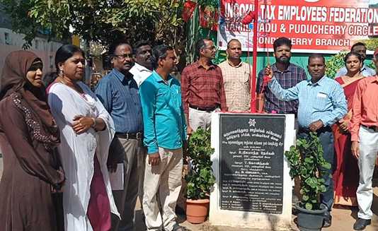 புதுச்சேரி வருமான வரி ஊழியர்கள் சம்மேளனத்தின் 72 ஆவது ஆண்டுத் துவக்க நாளை முன்னிட்டு கொடியேற்றி கொண்டாடிய ஊழியர்கள் …
