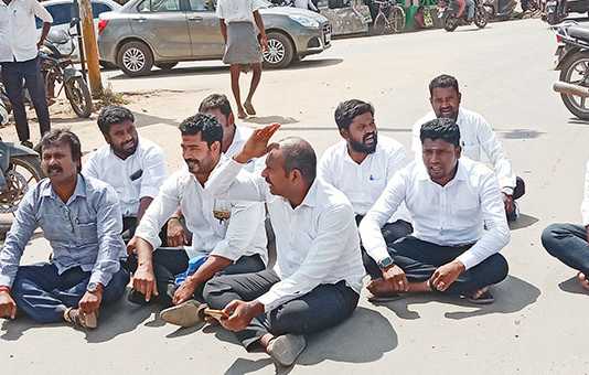 பொன்னேரியில் சாலை மறியலில் ஈடுப்பட்ட வழக்கறிஞர்கள் …