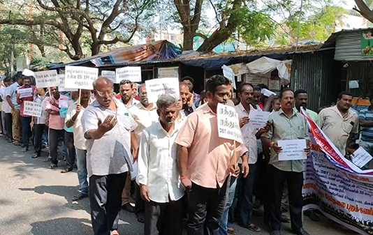 புதுச்சேரியில் நடைப்பெற்ற 300 க்கும் மேற்பட்ட அரசு நியாய விலைக்கடை ஊழியர்கள் வாக்காளர் அடையாள அட்டையை அரசிடம் திரும்ப ஒப்படைக்கும் போராட்டம் …