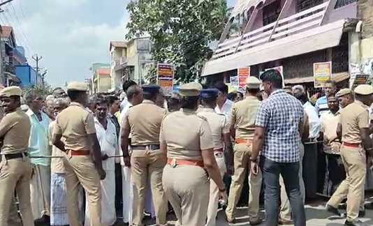 வாக்காளர் அடையாள அட்டையை கிராம அலுவலரிடம் ஒப்படைத்த 500 க்கும் மேற்பட்ட சன்னாபுரம் கிராம மக்கள்… வீட்டு மனை பட்டா வழங்காததைக் கண்டித்து கண்டன முழக்கம் ..