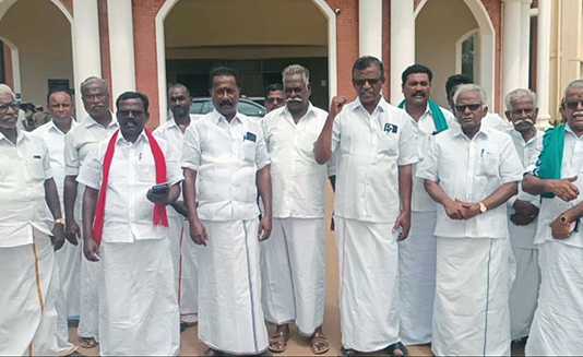 கல்லணை கால்வாயில் தண்ணீரை திறந்து விட்டு காய்ந்து வரும் சம்பா நெற்பயிர்களை காப்பாற்றுங்கள்… கோரிக்கை முழக்கம் எழுப்பி ஆர்ப்பாட்டத்தில் ஈடுப்பட்ட விவசாயிகள் …
