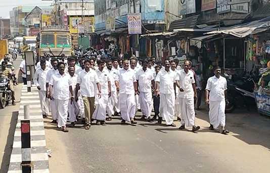 மயிலாடுதுறை அருகே அதிமுக பேனரை அகற்றிய காவல்துறையினர் .. சாலை மறியல் போராட்டத்தில் ஈடுப்பட்ட அதிமுக வினர்…. இரு தரப்பினருக்கிடையே நடைப்பெற்ற பேச்சு வார்த்தைக்கு பின்பு மீண்டும் வைக்கப்பட்ட பேனர்…