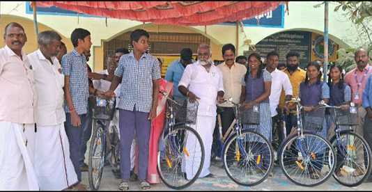 மெதூர் அரசு மேல்நிலைப் பள்ளியில் நடைப்பெற்ற தமிழக அரசின் விலையில்லா மிதிவண்டிகள் வழங்கும் விழா … 102 மாணவர்களுக்கு மிதிவண்டிகளை வழங்கினார் எம்.எல்.ஏ.துரை சந்திரசேகர் …