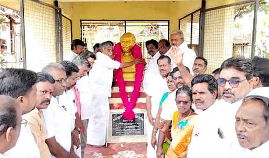 திருவாரூர் மாவட்டச் செயலாளர் தலைமையில் நடைப்பெற்ற பேரரறிஞர் அண்ணா 55 வது ஆண்டு நினைவு நாள் விழா …