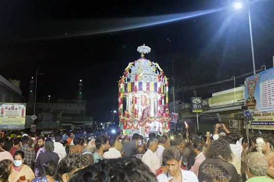 காஞ்சிபுரம் காமாட்சி அம்மன் ஆலயத்தில் நடைப்பெற்ற மாசிமக பிரம்மோற்சவத்தின் 9-ம் நாள் விழா : வெள்ளித் தேரில் ராஜ வீதியில் உலா வந்த பக்தர்களுக்கு அருள் பாலித்த காஞ்சி காமாட்சி அம்மன்