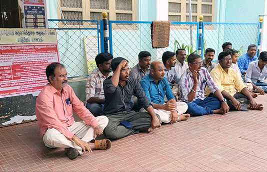 காஞ்சிபுரம் மாவட்ட ஆட்சியர் அலுவலக நுழைவு வாயில் அருகே நடைப்பெற்ற வருவாய்துறை அலுவலர் சங்கத்தின் முதற் கட்ட உண்ணாவிரதப் போராட்டம் ..
