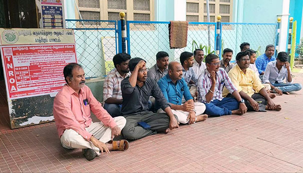 The first phase of the hunger strike of the Revenue Officers' Association was held near the entrance gate of Kanchipuram District Collectorate.p