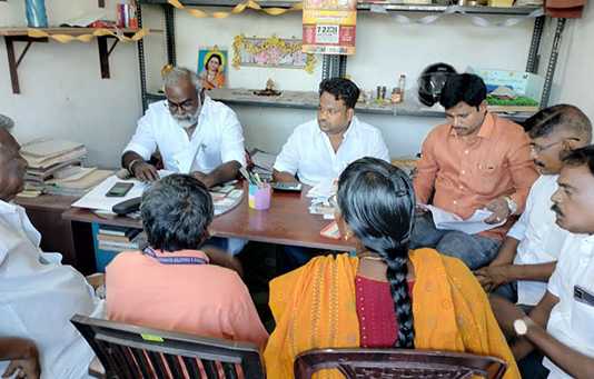 நிலப் பட்டா வேண்டி மனுவளித்த மீஞ்சூர் பகுதி மக்கள் .. வருவாய் அலுவலர்களுடன் உடனடியாக கள ஆய்வு மேற் கொண்ட பொன்னேரி சட்டமன்ற உறுப்பினர் …