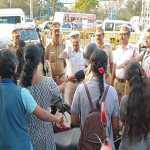 The traffic police constable of Karamalai Nagar made the motorists wrap their arms around them and make them take an oath… the motorists realized the greatness of human life….p1