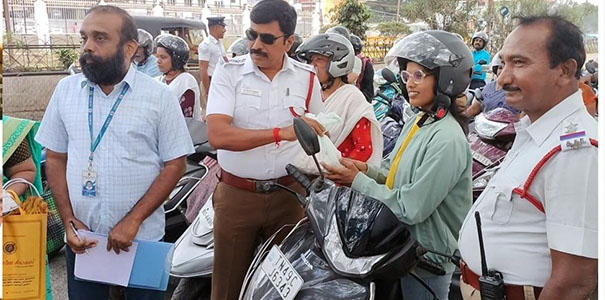 The traffic police gave free garlic to the people of Thanjavur who were driving wearing headgear...p