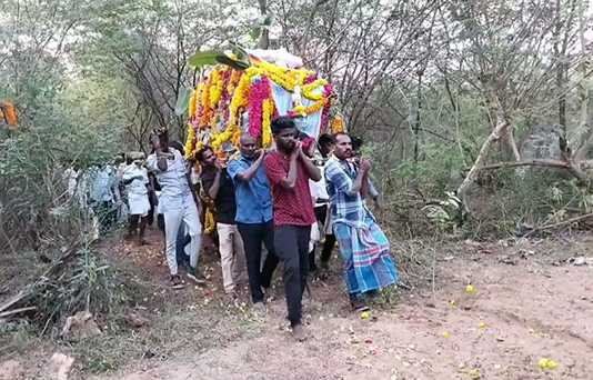 சுடுகாட்டுக்கு உரிய வழிப்பாதை இல்லாததால் வயல் வரப்பில் இறந்தவர்களின் உடலைத் தூக்கிச்செல்லும் பரச்சூர் கிராம மக்கள் … நூறாண்டு காலமாக சுடுகாட்டு பாதையில்லாத அவலம் …