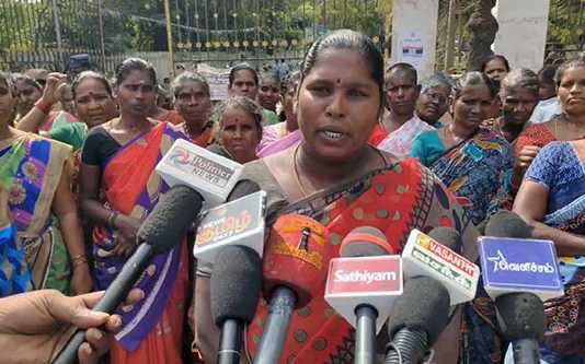 திருவள்ளூர் மாவட்ட ஆட்சியர் அலுவலகம் முன்பு போராட்டத்தில் ஈடுப்பட்ட பெண்கள் … இலவச வீட்டுமனைப் பட்டா வழங்கிட வலியுறுத்தி கோரிக்கை முழக்கம் …