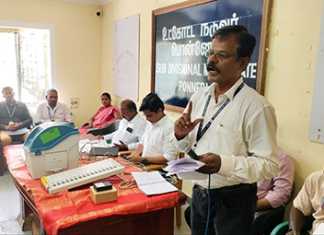 மின்னணு இயந்திரம் கையாள்வதுக் குறித்து தேர்தல் அலுவலர்களூக்கு பொன்னேரியில் நடைப்பெற்ற பயிற்சி முகாம் …