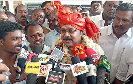திருக்கடையூர் ஸ்ரீஅபிராமி அம்மன் சமேத ஸ்ரீ அமிர்தகடேஸ்வரர் திருக்கோயிலில் மனைவியுடன் சுவாமி தரிசனம் செய்த அமமுக பொதுச் செயலாளர் டி.டி.வி. தினகரன் …