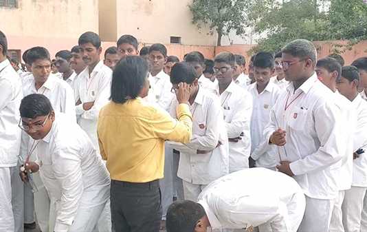 தமிழகம் முழுவதும் 12 ஆம் வகுப்பிற்கான பள்ளிப் பொதுத் தேர்வு இன்று தொடக்கம் : தாளாளர் மற்றும் ஆசியர்களின் பாதம் தொட்டு வணங்கி, ஆசிப்பெற்று தேர்வெழுத சென்ற காஞ்சிபுரம் தனியார் பள்ளி மாணாக்கர்கள் …