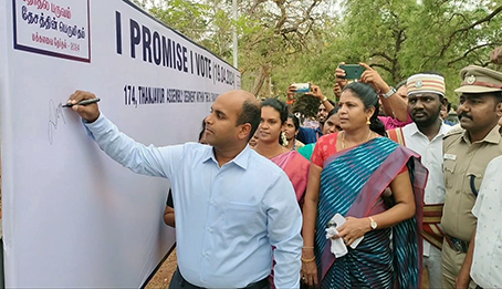 An awareness rally in which college students participated with Tappatam and Mayilatam - Tanjore District Collector flagged off.-p