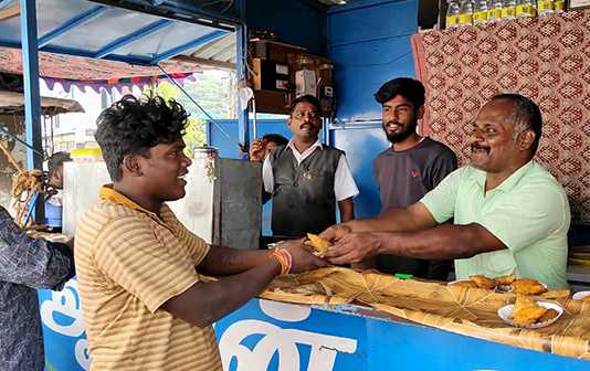பொதுமக்களுக்கு விலையில்லா டீ, பிஸ்கெட், மற்றும் சினாக்ஸ் வகைகளை வழங்கி முதலமைச்சரின் 71 வது பிறந்தநாளைக் கொண்டாடிய கும்பகோணம் ஆவின் பாலக உரிமையாளர்..