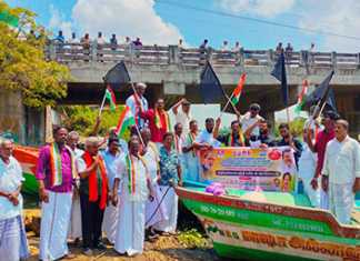 முத்துப்பேட்டை கோரையாற்றில் படகில் ஏறி கருப்புக்கொடி ஆர்ப்பாட்டத்தில் ஈடுப்பட்ட காங்கிரசார் … மோடி தமிழகம் வருகைக்கு எதிர்ப்பு தெரிவித்தும், ஒன்றிய பாஜகவை கண்டித்தும் குரல் முழக்கம் …