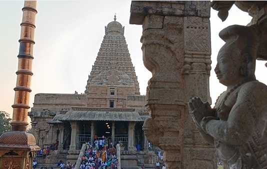 தஞ்சை பெரியக் கோவிலில் காலை முதல் நீண்ட வரிசையில் நின்று சுவாமி தரிசனம் செய்த பக்தர்கள் …
