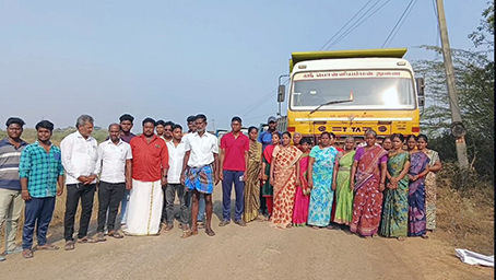Elderly man killed in mud truck collision in Uthukottai - Relatives hold protest against mud quarry trucks-p