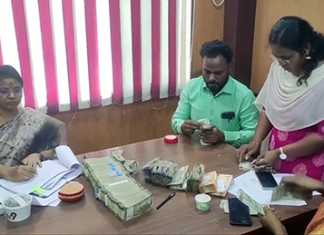 உரிய ஆவணங்கள் இன்றி திருப்பதியில் இருந்து காரில் எடுத்து வந்த ரூ.17.398 இலட்சம் பணத்தை கைப்பற்றிய தேர்தல் பறக்கும் படையினர் ..