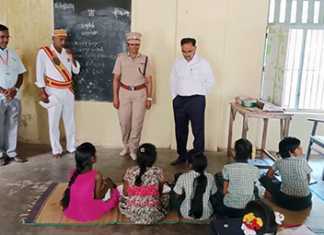 சீர்காழியில் பதட்டமான வாக்குச் சாவடிகளை பார்வையிட்டு ஆய்வு மேற்கொண்ட மயிலாடுதுறை மாவட்ட ஆட்சியர் மற்றும் காவல் கண்காணிப்பாளர் …