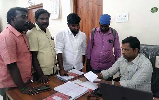 தச்சூர் பகுதியில் உள்ள நீரோடையை தனியார் ஆக்கிரமிப்பு செய்துள்ளதாக பொதுமக்கள் புகார் : நீரோடையை மீட்க வலியுறுத்தி பொன்னேரி வட்டாச்சியரிடம் மனு …