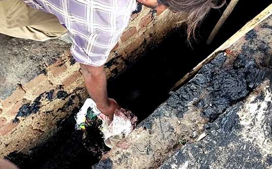 தூய்மைப் பணியாளர்களுக்கு நிர்வாகம் சார்பில் பாதுகாப்பு உபகரணங்கள் வழங்கப்படாமல் .. ஊத்துக்கோட்டை தேர்வு நிலைப் பேரூராட்சிப் பகுதியில் வெறும் கை கொண்டு கழிவுநீர் கால்வாயில் ஏற்பட்டுள்ள அடைப்பை சுத்தம் செய்யும் தூய்மை பணியாளர் ..