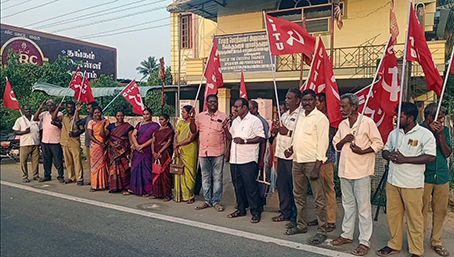 Tamil Nadu Central Power Board protesting in front of Mayiladuthurai Power Board Engineer Divisional Office...p