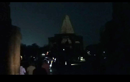 Tanjore Great Temple plunged into darkness for ten minutes - due to a sudden power outage, the public slowly left with cell phone torch lights-p