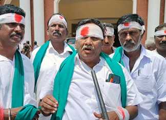 தலை மற்றும் கை கால்களில் காயத்திற்கு போடும் கட்டுகளை கட்டிக் கொண்டு ஒன்றிய அரசைக் கண்டித்து நூதனப் போராட்டத்தில் ஈடுப்பட்ட விவசாயிகள் …