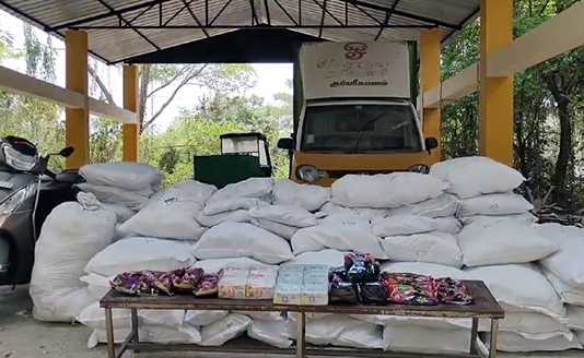 சரக்கு வாகனத்தில் இருந்த 583 கிலோ குட்காவை இரு சக்கர வாகனம் மூலம் கோவிலாச்சேரி பகுதியில் கடைகளுக்கு வினியோகம் செய்தவர்களை சுற்றி வளைத்த காவல்துறையினர்..