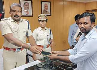 ரூ.23.10 இலட்சம் மதிப்பிலான மீட்கப்பட்ட 154 செல்போன்களை உரியவரிடம் ஒப்படைத்த திருவள்ளூர் மாவட்ட காவல் கண்காணிப்பாளர்…
