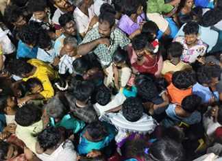 கூட்டத்தைக் கட்டுப்படுத்த போதிய பாதுகாப்பு வசதி இல்லாததால் திருவையாறு பூ போடும் நிகழ்ச்சியில் மயங்கி விழுந்த பெண் …