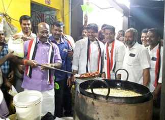 சிக்கன் பக்கோடா செய்துக் கொடுத்து இரட்டை இலை சின்னத்திற்கு தீவிர வாக்கு சேகரிப்பில் ஈடுப்பட்ட காஞ்சிபுரம் மாவட்ட அதிமுக நிர்வாகி…