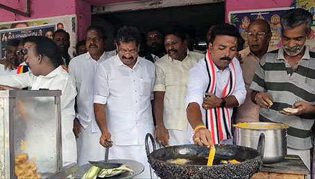 Mayiladuthurai Parliamentary Constituency ADMK candidate Babu Babu who collected his votes by baking pancakes at a tea house in Thiruvalanjuzhi...p