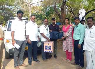 நேரடியாக வீட்டிற்கு சென்று தபால் ஓட்டுக்களை சேகரிக்கும் பணியில் ஈடுப்பட்டு வரும் தேர்தல் அலுவலர்கள் …