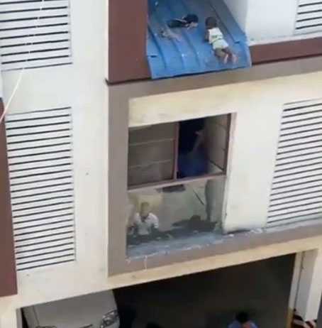அடுக்குமாடி குடியிருப்பில் உணவுக் கொடுத்துக் கொண்டிருந்த தாயின் கையில் இருந்து தவறி விழுந்த குழந்தை … லாவகமாக குழந்தையை மீட்ட சக குடியிருப்பு வாசி …