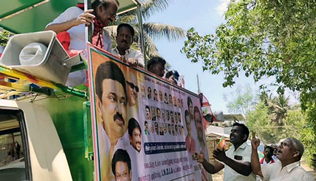 The farmers, who blocked the way of the minister, government whip and MP who went to gather votes for Mayiladuthurai DMK alliance candidate Sudha-P
