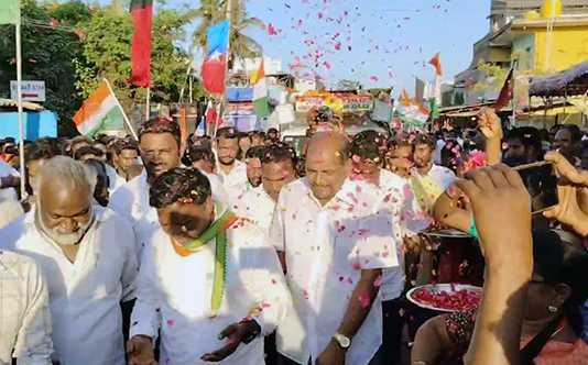 தொகுதி மக்களின் சிறப்பான வரவேற்புக்கிடையே கை சின்னத்திற்கு வாக்கு சேகரித்த திருவள்ளூர் தொகுதி வேட்பாளர் சசிகாந்த் செந்தில் .. இளைஞர்களுக்கு வேலை வாய்ப்பினை ஏற்படுத்துவேன் என வாக்குறுதி …