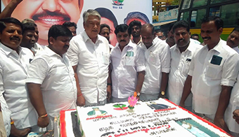அதிமுக பொதுச் செயலாளர் எடப்பாடி பழனிச்சாமி 70 வது பிறந்த நாளை கேக் வெட்டி கொண்டாடிய திருவையாறு அதிமுகவினர்…